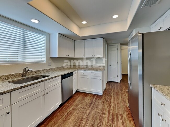 Building Photo - 1123 E Boston Ct