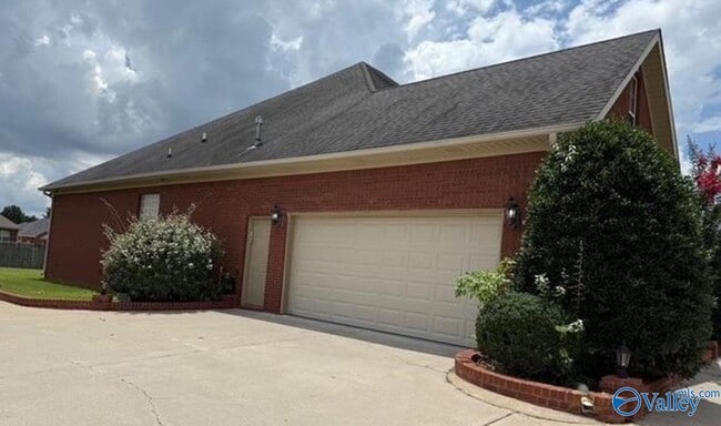 Building Photo - 110 Arrow Path Dr