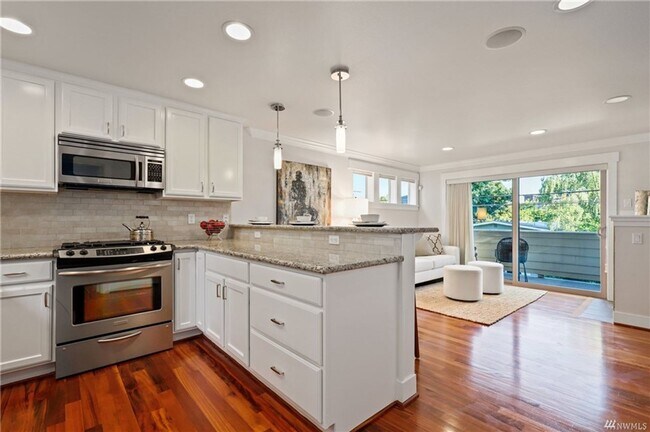 Foto del edificio - Elegant Living  - Available May 5th.