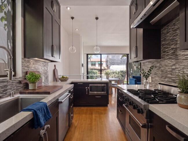 Building Photo - 2409 Strongs Dr