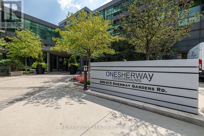 Photo du bâtiment - 215 Sherway Gardens Rd