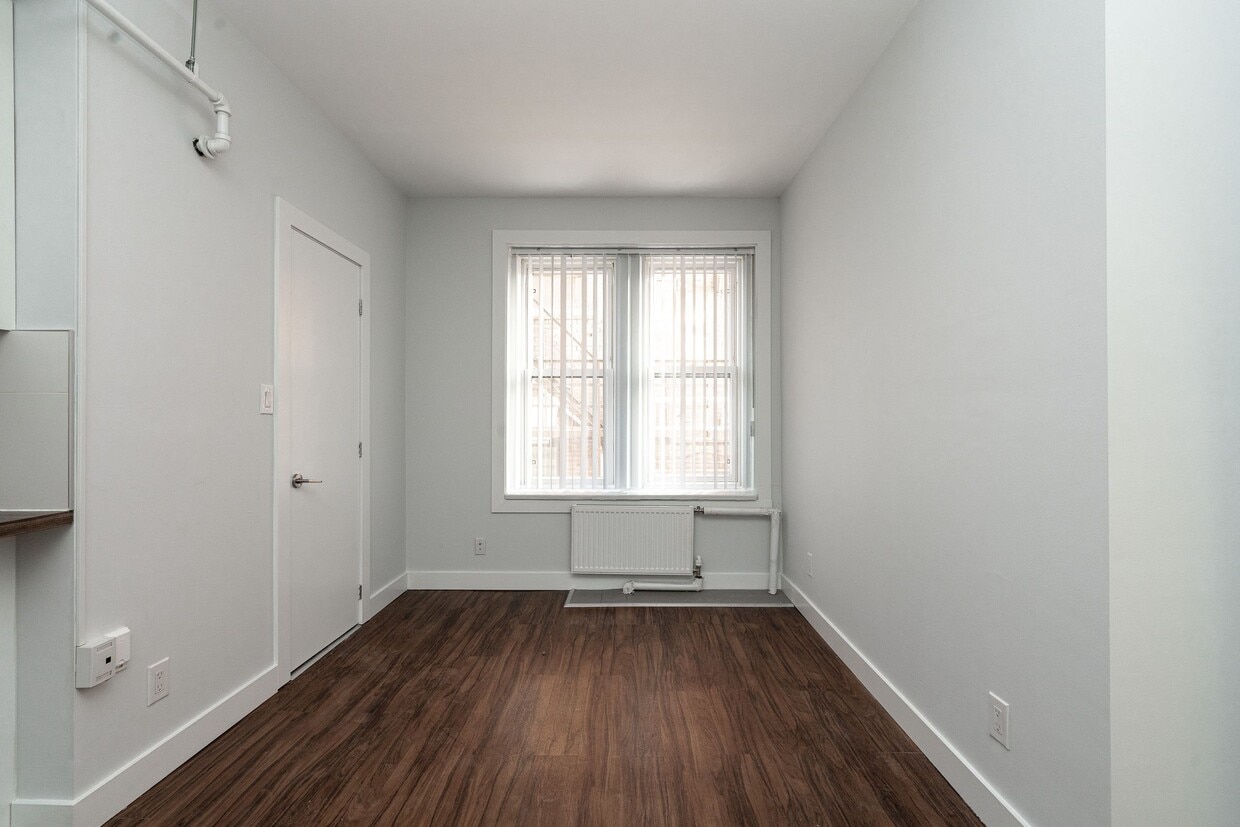 Primary Photo - 160 Huron St