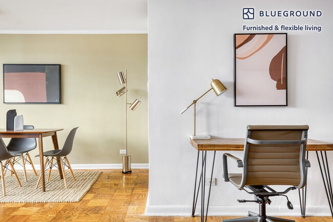 Building Photo - 210 W 89th St