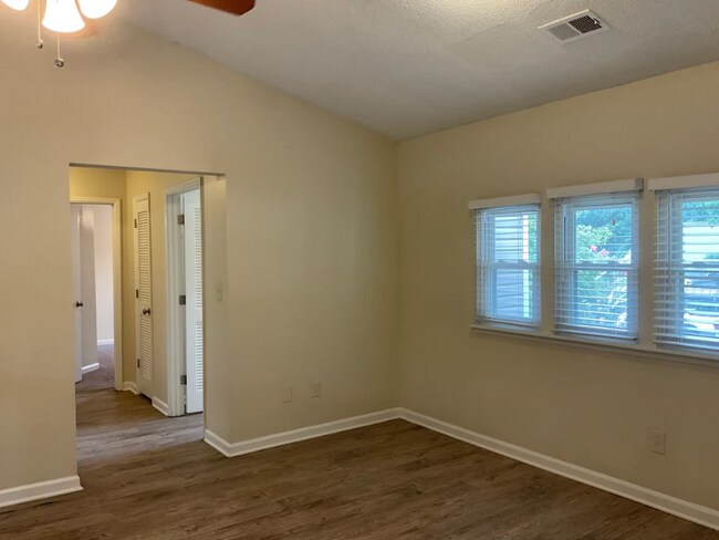 Foto del edificio - 1213 Realm Ln
