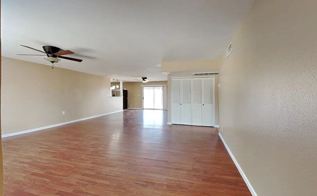 Building Photo - 1322 E Broadmor Dr