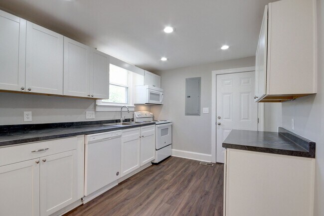 Foto del edificio - Charming Renovated Ranch Style Home With  Hardwood Flooring and White Cabinetry