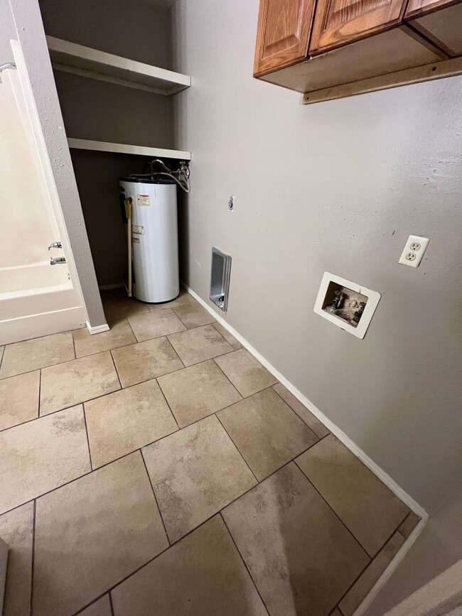 Building Photo - 3 bed 1 Bath House, Total Electric.