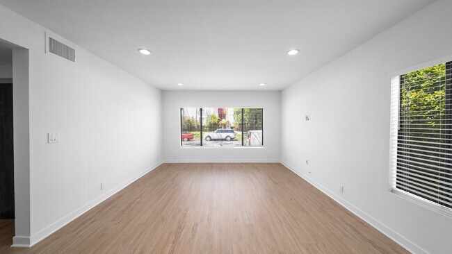 Foto del edificio - 9920 Robbins Dr