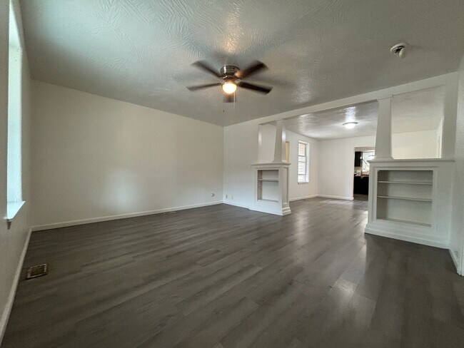 Building Photo - ** Available Now Large 3 Bedroom House on ...