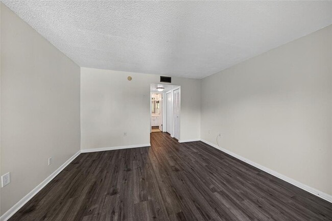 Building Photo - 711 N Pine Island Rd