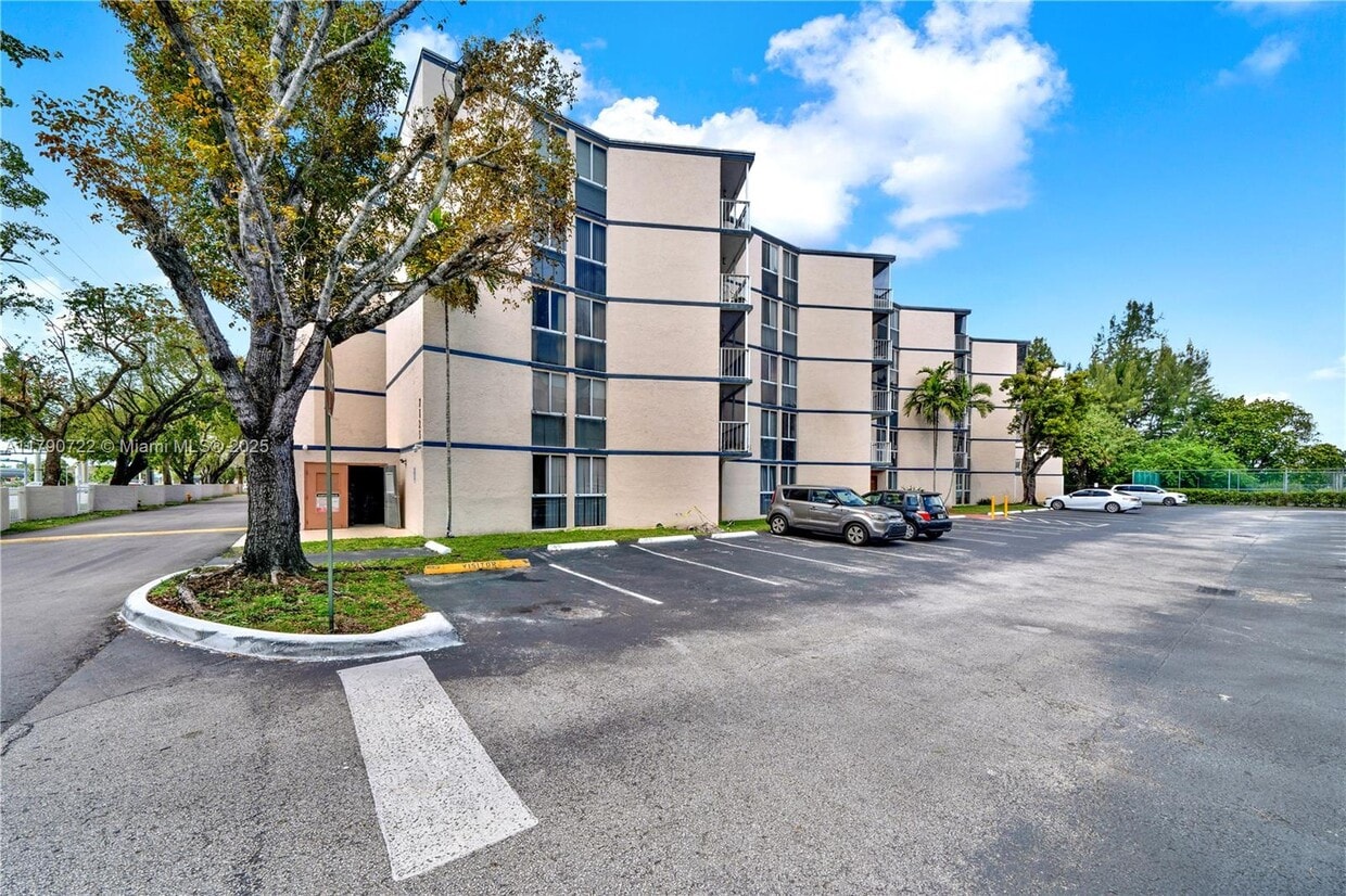 Foto principal - 7125 NW 186th St