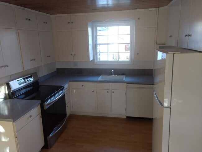 Building Photo - 2 BED/1 BATH HOME IN NEWLANDS AVAILABLE July 3rd!