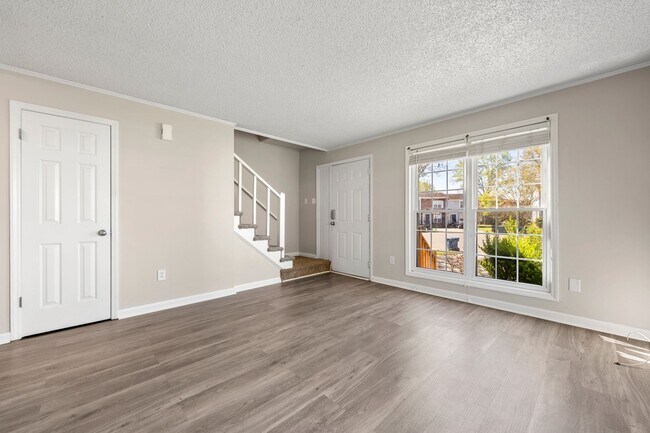 Foto del edificio - Introducing a Charming End Unit Townhouse ...