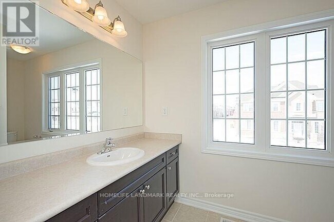 Building Photo - 1646 Gainer Cres