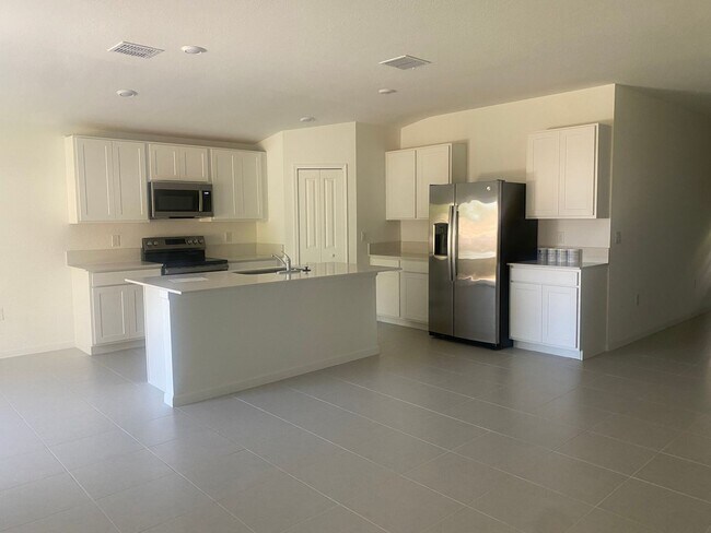 Foto del edificio - 4 Bed 2 Full Bath Single Family Home Available in SE Palm Bay FL!