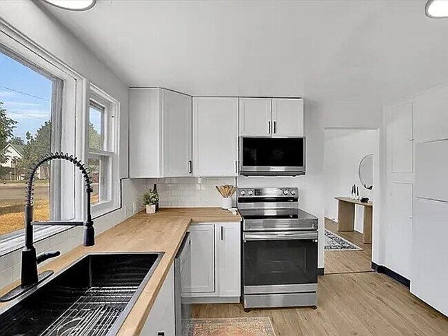 Building Photo - For Rent – Charming 3-Bedroom, 2-Bath Home in Spokane’s University District