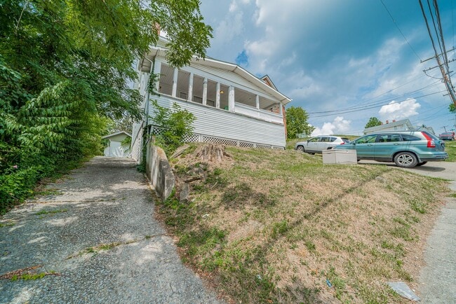 Building Photo - 4 Bedroom/ 2 Bathroom House - Downtown - A...