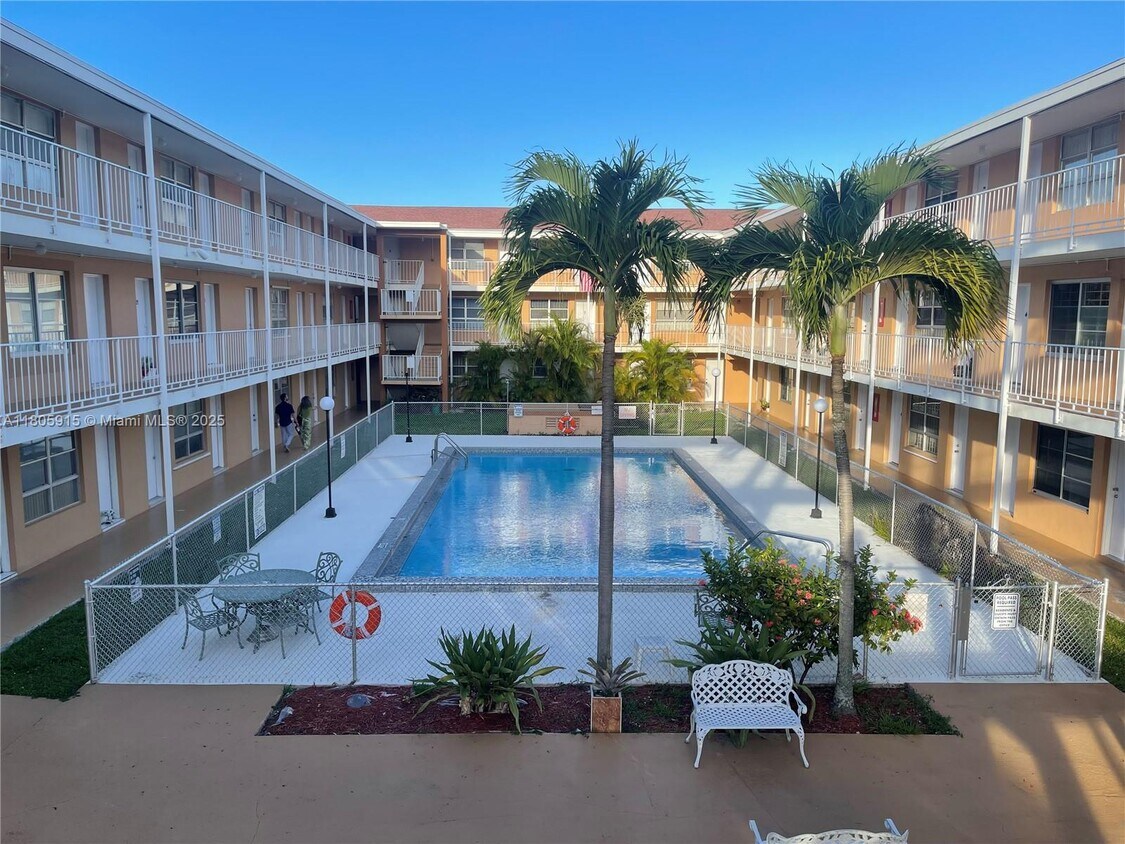 Foto principal - 3881 W Flagler St