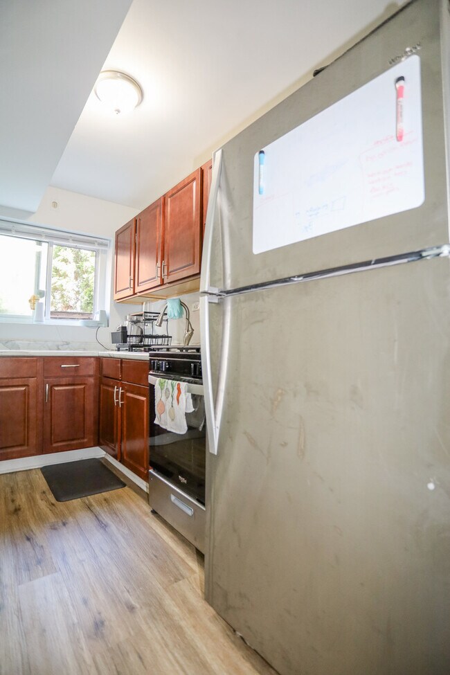 Building Photo - 6721 N Hermitage Ave