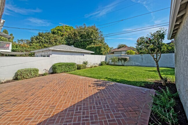 Building Photo - REMODELED, BRIGHT & AIRY 3BR2BA HOME W/ DETACHED GARAGE, CHARMING FRONT PORCH/YARD & HUGE REAR YA...