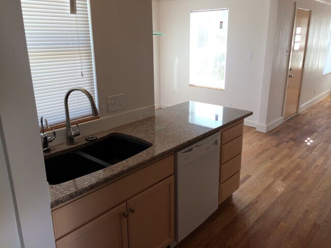 Foto del edificio - Available NOW!