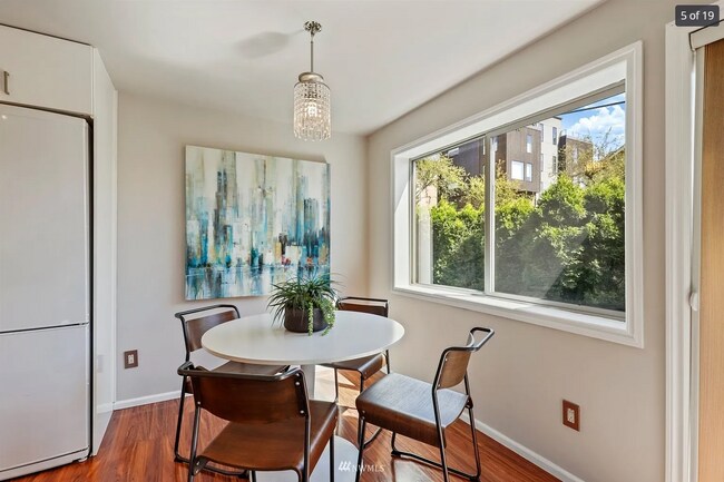 Dining area - 932 29th Ave S