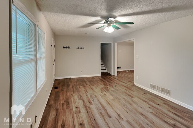 Building Photo - 2559 Park Dr