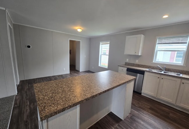 Building Photo - 725 Oak Ln