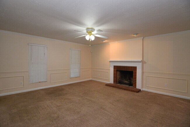 Building Photo - Evans 3 Bed/2 Bath w/ Garage & Huge Fenced...