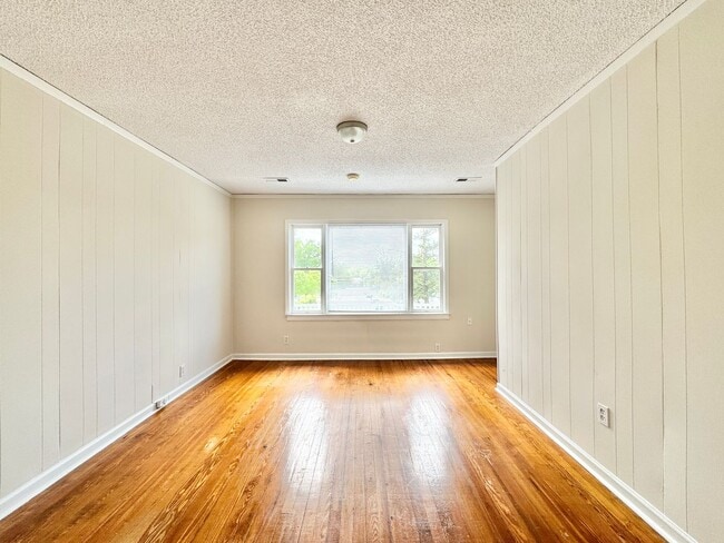 Foto del edificio - Adorable 2 Bedroom - Upstairs Unit Convenient to Downtown Greensboro & UNCG!