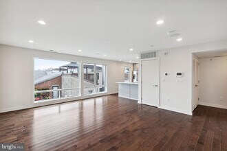 Building Photo - 708 S Sartain St