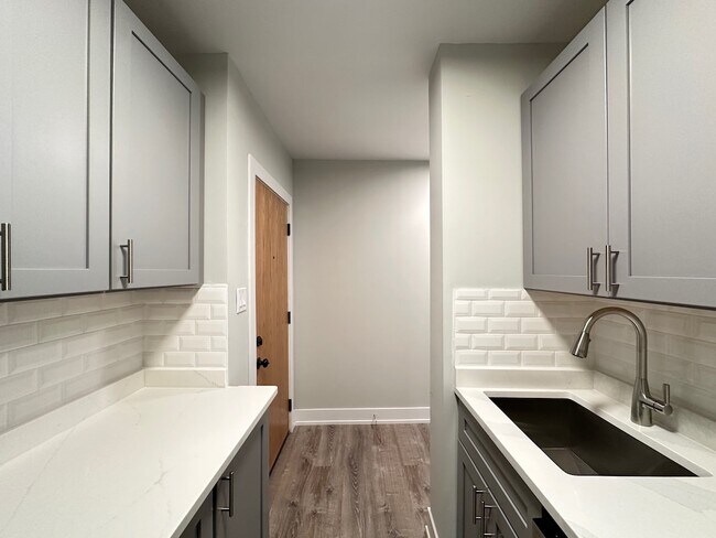 Building Photo - 510 W Belmont Ave