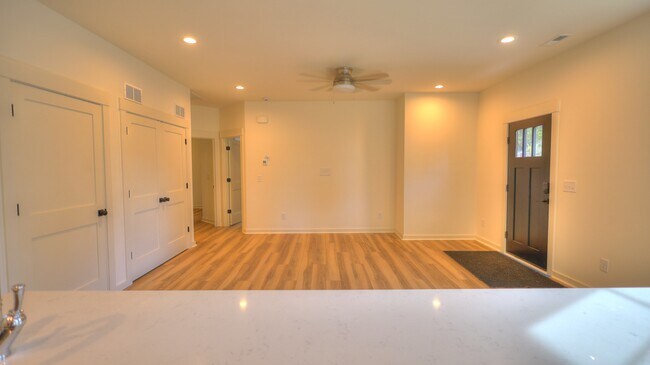 Foto del edificio - 345 W Stewart Ave
