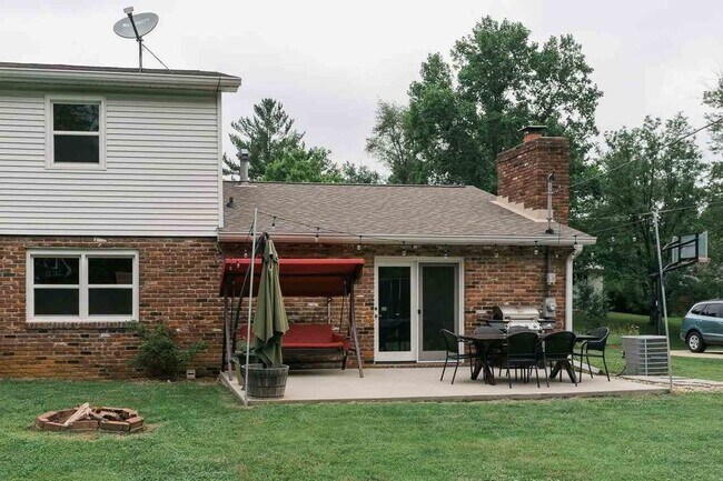 Building Photo - 2212 E Queens Way