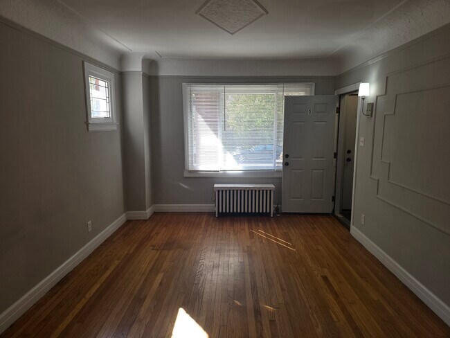 Building Photo - 1096 Beaconsfield Ave