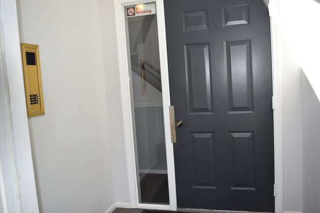 Foto del edificio - 932 Hidden Lake Dr