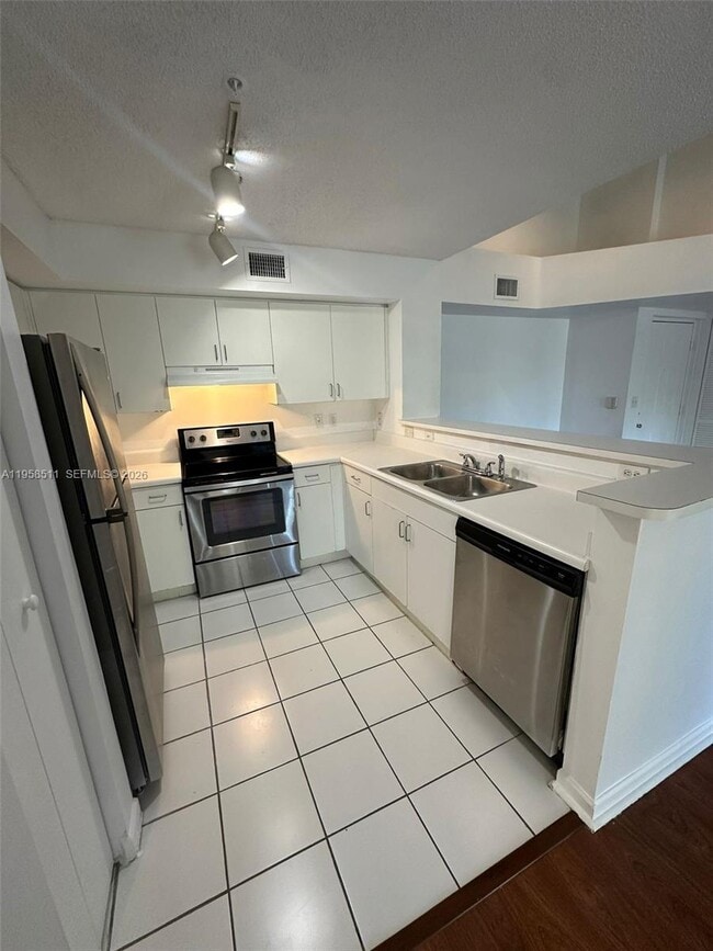 Foto del edificio - 4848 N State Rd 7