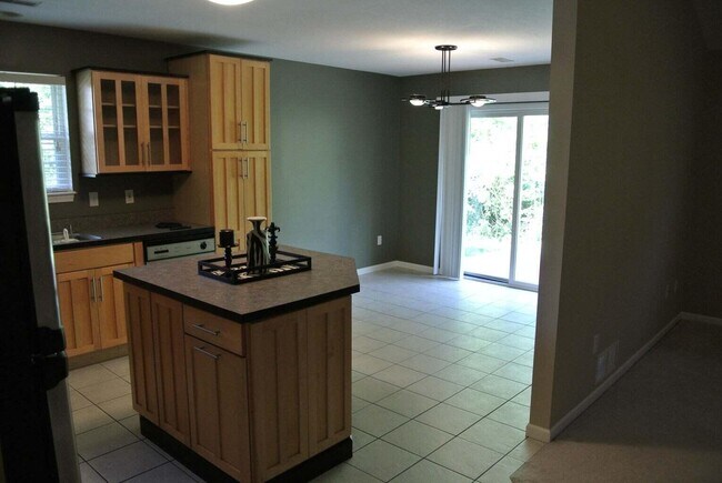Foto del edificio - 703 W Old Plank Rd