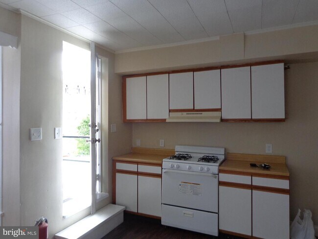 Building Photo - 566 Stanbridge St