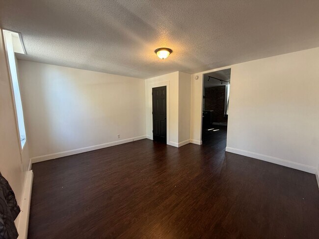 Foto del edificio - One bedroom available for a move in right ...