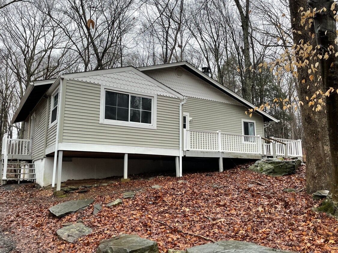109 Grossbeak Ct, Bushkill, PA 18324 House Rental in Bushkill, PA