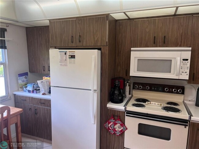 Building Photo - 3002 Portofino Isle