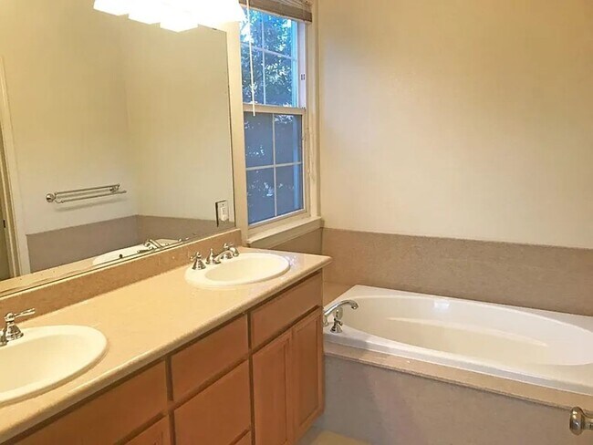 Foto del edificio - PEACEFUL & CONVENIENT TOWNHOME INCLUDES TW...