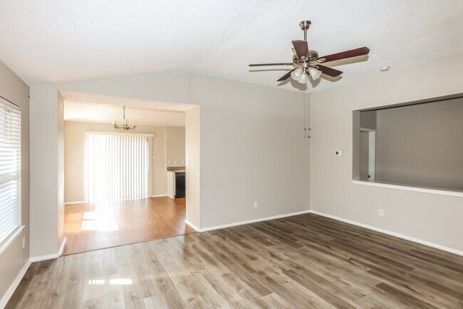 Foto del edificio - 4625 Sleepy Ridge Cir