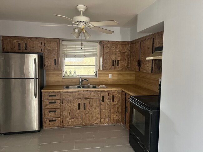 Building Photo - 2326 Cres Ridge Rd