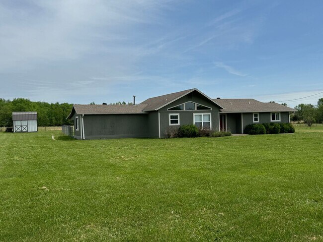 Building Photo - Available Now! 4-Bedroom, 2-Bathroom split...