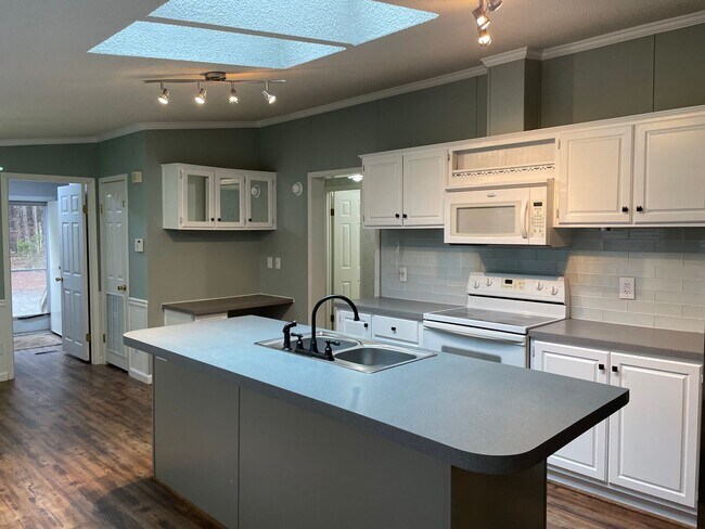 Foto del edificio - Updated Three Bedroom Two Bath Double Wide in Iron Station