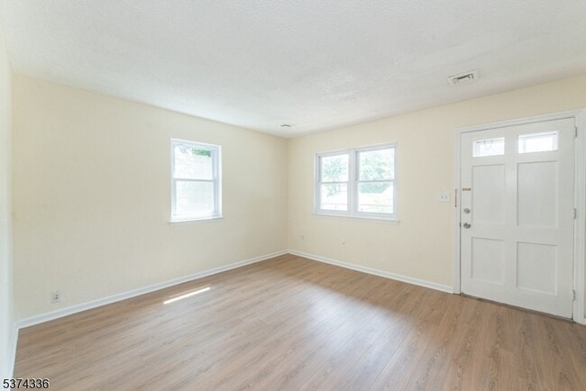 Building Photo - 18 Pleasant View Ave