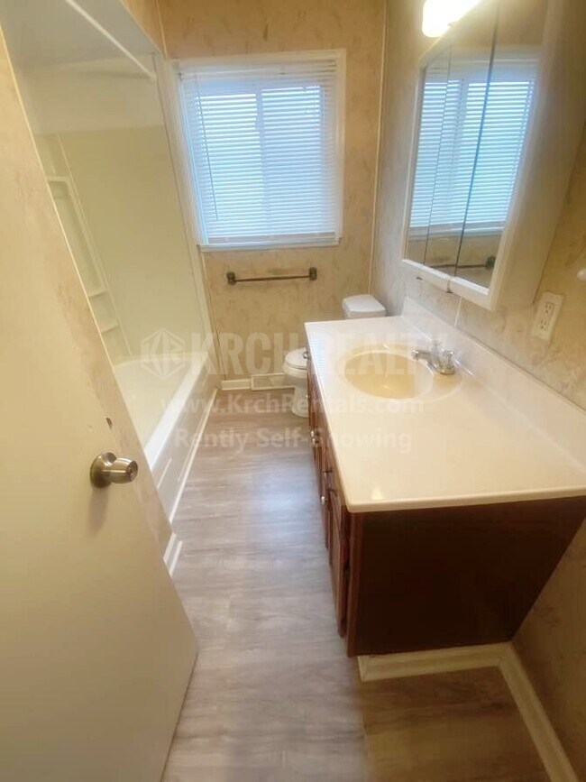 Building Photo - Nicely renovated 3 bedroom, 1.5 bathroom r...