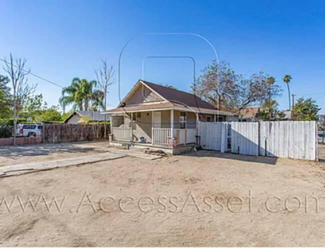 Building Photo - Cozy 2 Bed/1 Bath Home In Redlands!